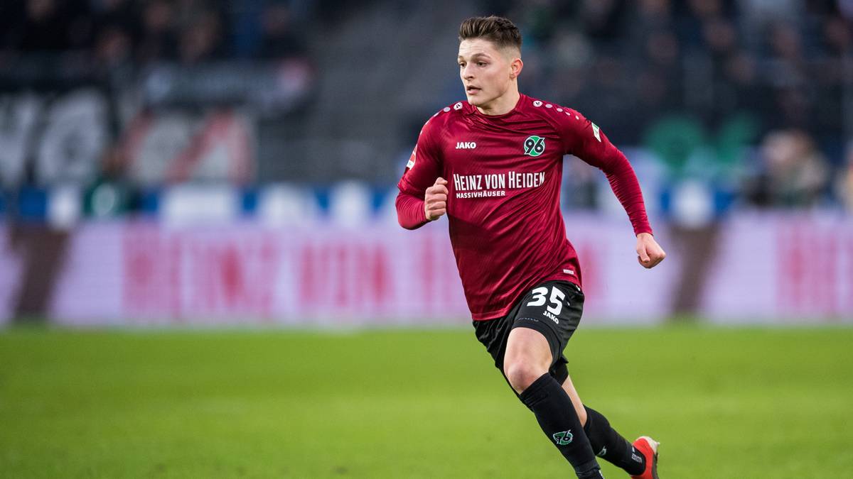 Ein Kandidat wäre der 20 Jahre junge Flo Muslija. Das Problem: Bisher hat er immer über die Außen gespielt. Zudem macht die Abwehr noch einen etwas löchrigen Eindruck. Ein kreativer Kopf für die Mitte und ein Innenverteidiger sollen noch her. Beide Planstellen konnten noch nicht besetzt werden. 96 ist noch eine Wundertüte