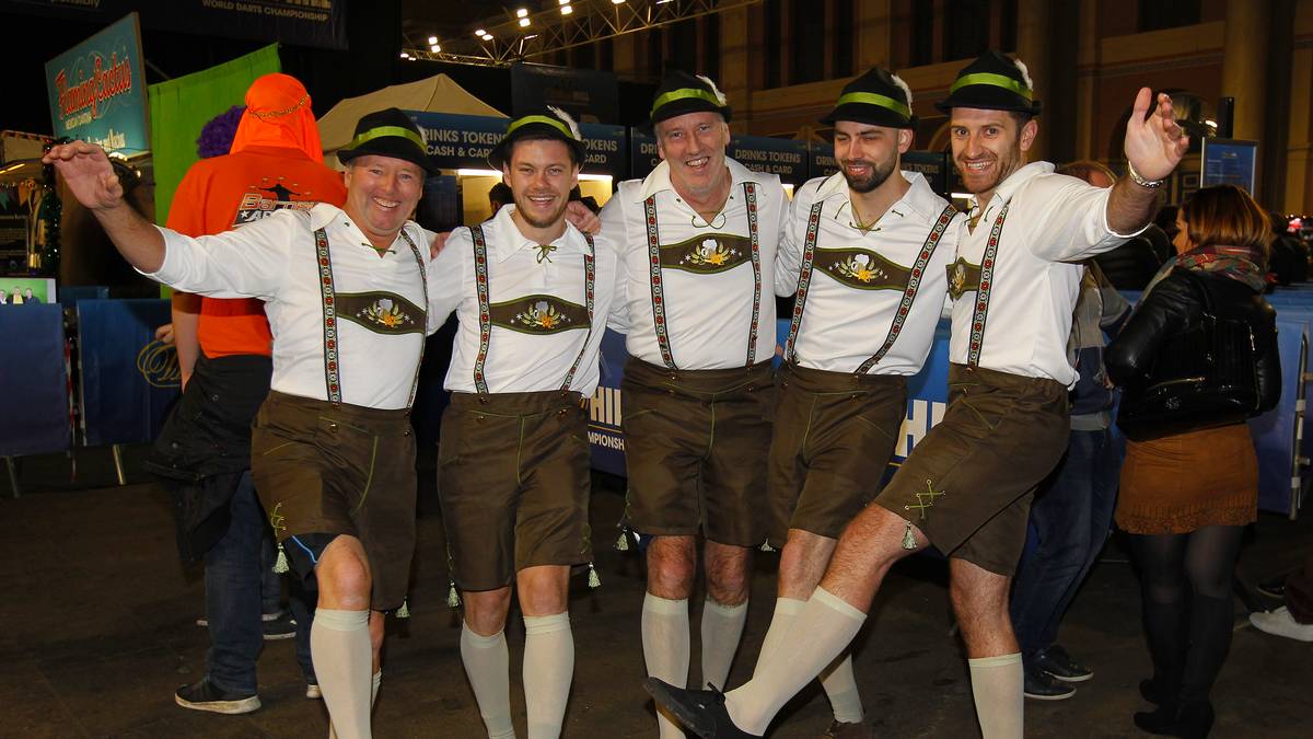 Die Darts-WM ist heimlich bereits länger in deutschen Händen, was diese bayrischen Fans noch einmal eindrucksvoll unter Beweis stellen