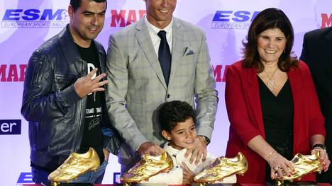 Cristiano Ronaldo bei der Ehrung als bester Torschütze Europas mit seinem Sohn