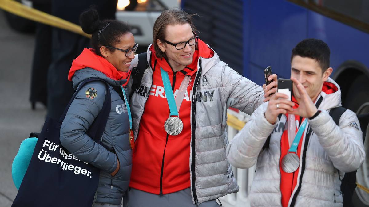 CHRISTIAN EHRHOFF: Der "Iceman" und Olympia-Zweite von 2018 ist nicht nur auf dem Eis zu Hause. Neben Fußball, spielt er auch leidenschaftlich Golf