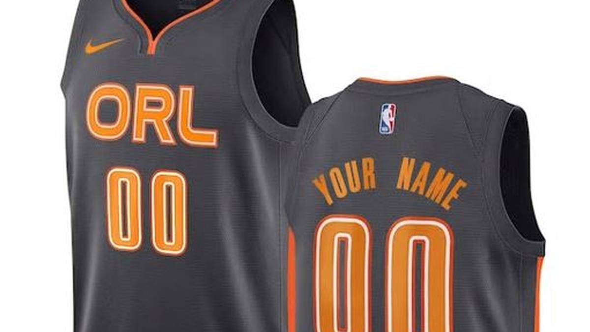 ORLANDO MAGIC: Lange bevor die Themenparks die Welt nach Orlando brachten, war die Region für seine Zitrus-Wäldchen bekannt. Daher würdigt das Trikot die altehrwürdige Verbindung der Region mit Zitrusfrüchten mit knalligen, leuchtenden Orangen, die sich gleichzeitig als Symbol für die Rolle der Stadt bei der Weltraumforschung eignen
