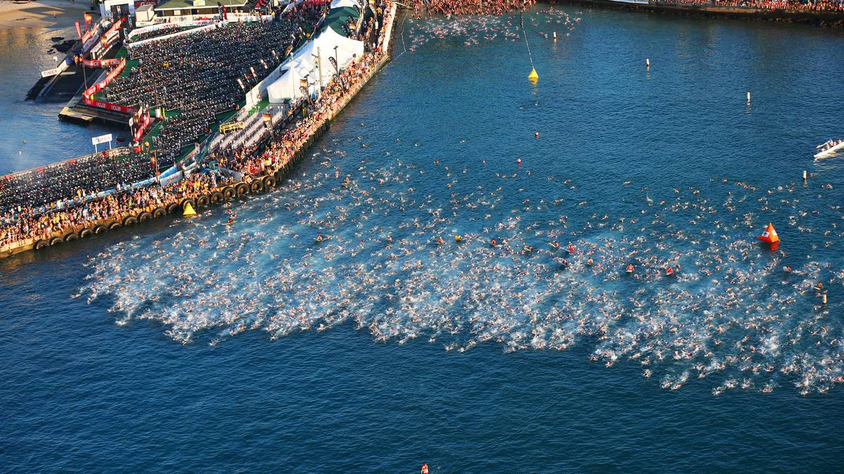 In der Bucht von Kailua-Kona begeben sich die Triathleten um 8.30 Uhr morgens ins Wasser. 3,86 Kilometer müssen sie im warmen Pazifik zurücklegen