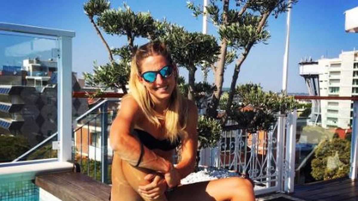 ... oder in schwarz - der 26-Jährigen stehen beide Farben gut