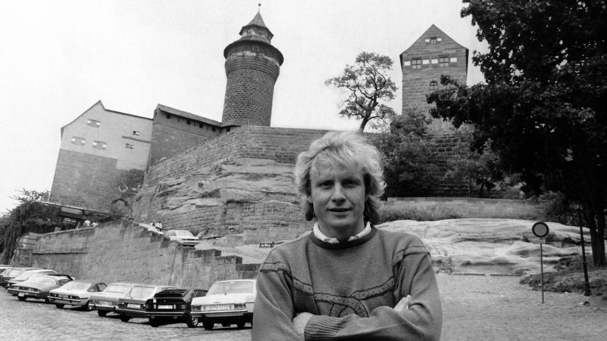 Nach acht Jahren in Dortmund geht das Schlitzohr in der Saison 1983/84 ein Jahr für den 1. FC Nürnberg auf Torejagd, doch den Abstieg kann auch er nicht verhindern