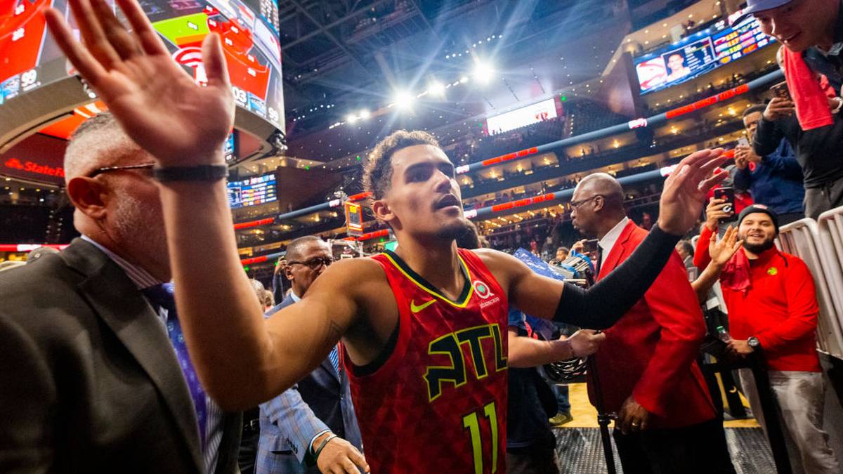 TRAE YOUNG (Atlanta Hawks): Der Point Guard startete wie eine Urgewalt in die neue Saison. 38 und 39 Punkte sammelt er in den ersten beiden Spielen. Vergangenes Jahr hat er als Rookie schon auf sich aufmerksam gemacht, aber diese Leistungsexplosion überrascht alle Experten. Man darf gespannt sein, wie er nach seiner Verletzung gegen die Miami Heat zurückkommt. Kann er direkt an seine Leistungen davor anknüpfen, darf man in Atlanta das Träumen beginnen