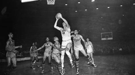 George Mikan (M.) von den Minneapolis Lakers war in der NBA bisweilen kaum zu stoppen