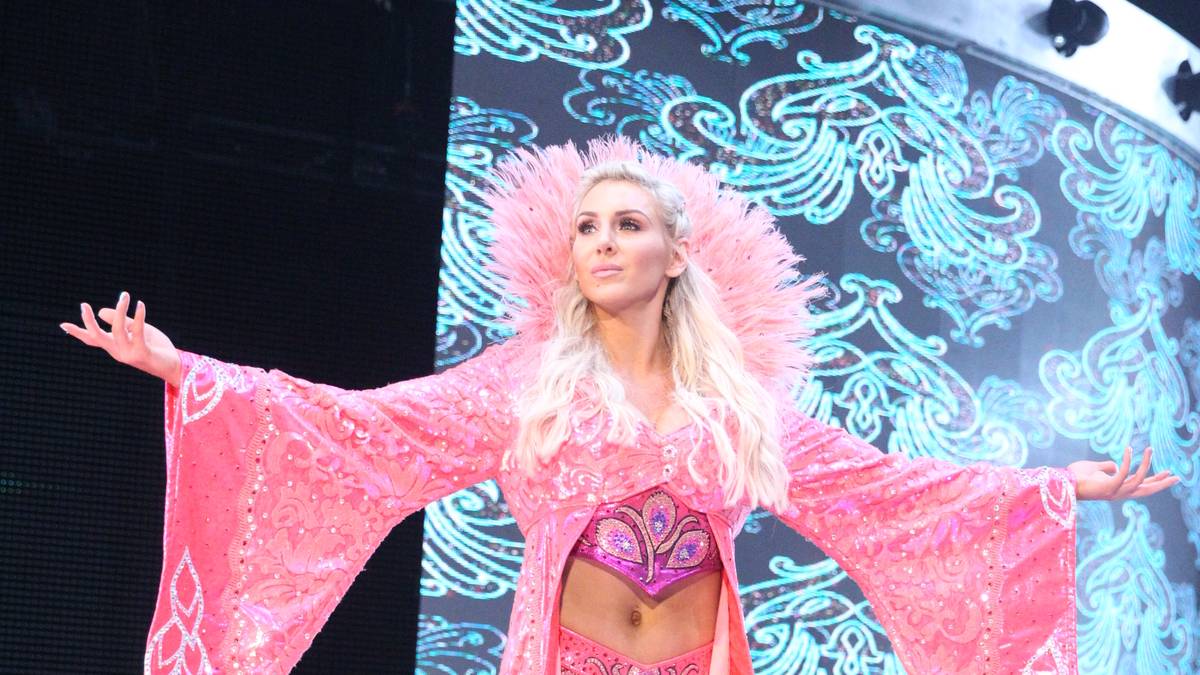 Die Queen schwebt standesgemäß zum Ring