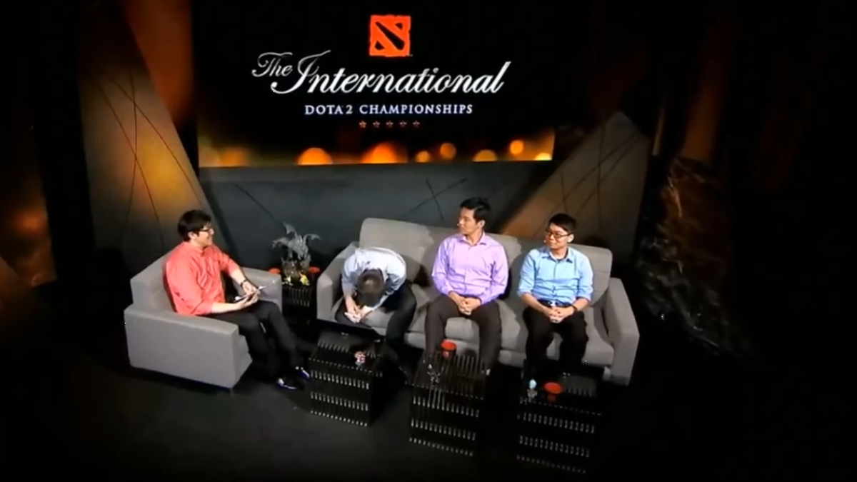 Es war eigentlich nur ein Denkfehler von ODPixel, der dachte, dass Troels ‚"SyndereN" Nielsen Host beim Analyst Panel sei. "Zurück zu den Experten – und SyndereN“ kam dann allerdings etwas anders an und sorgte beim Panel für entsprechende Lacher, vor allem auf Kosten von SyndereN, dem "Nicht-Experten".