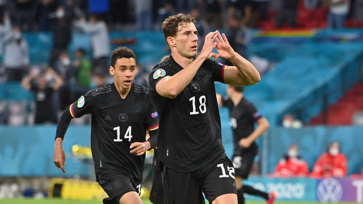 Nach Ausgleich durch Havertz und neuerlichem Rückstand im Gegenzug bewahrte Leon Goretzka die DFB-Elf mit seinem Tor in der 84. Minute zum 2:2 vor dem Ausscheiden. Der Torjubel zugleich ein Zeichen für Liebe und Toleranz