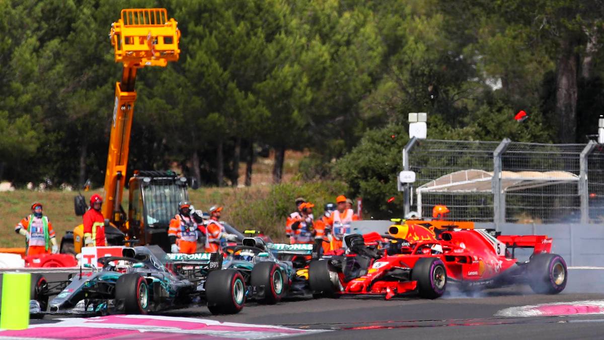 Daily Mail: "Hamilton dominiert, Vettel schleppt sich nach seinem tollpatschigen Fehler als Fünfter ins Ziel. Der Engländer brauchte die Hilfe eines Deutschen nicht, er tat alles, was nötig war. Doch er wurde unterstützt von Vettel, der mal wieder diese Rücksichtslosigkeit zeigte, die in den vergangenen zwölf Monaten seinen Kampf um die WM beeinträchtigt"