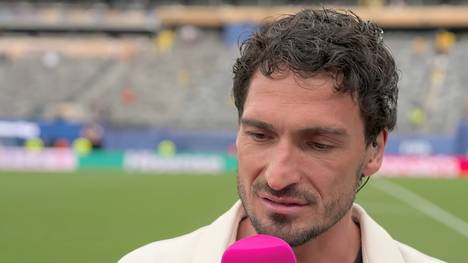 Nach dem Länderspiel gegen Ecuador analysiert Magenta-Experte Mats Hummels den Auftritt der deutschen Nationalmannschaft. Er bewertet die Leistung und bemängelt insbesondere das unzureichende Anlaufverhalten der Deutschen.