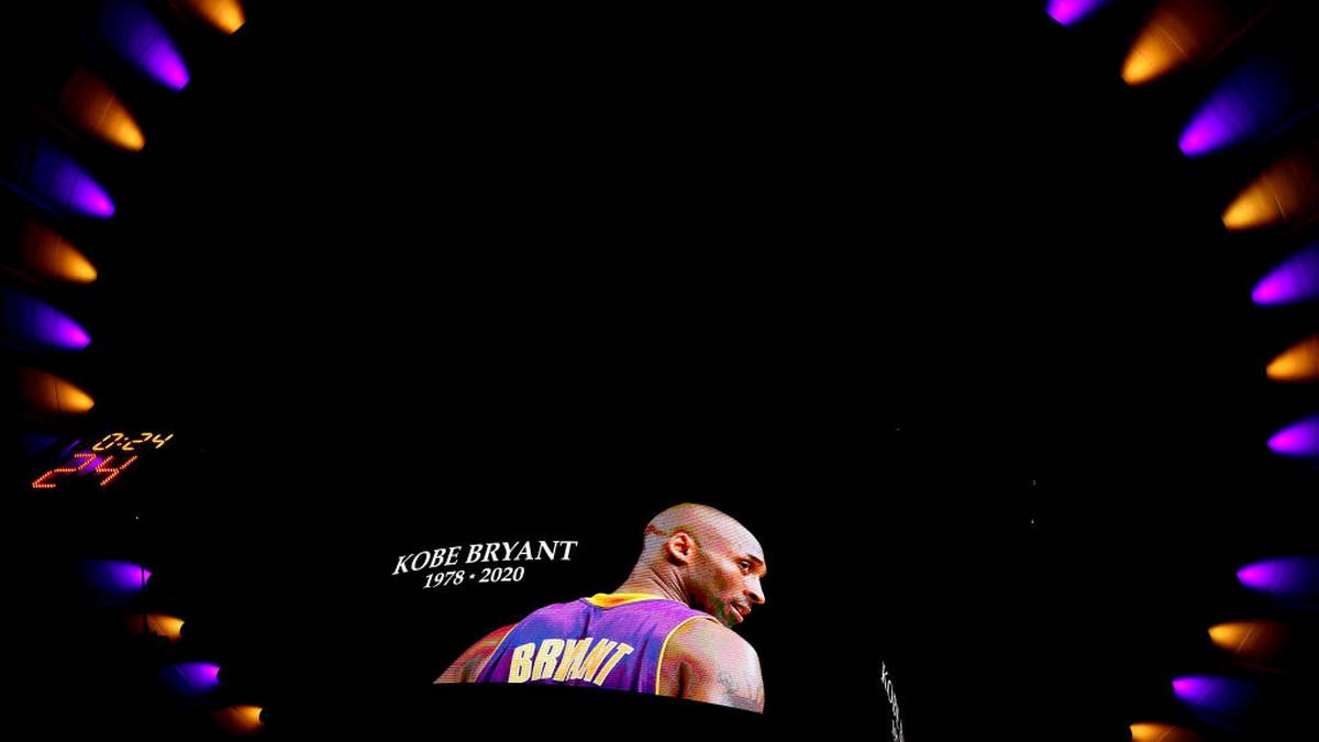 Auch vor dem Spiel der New York Knicks gegen die Brooklyn Nets im Madison Square Garden legen die Anwesenden eine Schweigeminute vor Spielbeginn ein... 