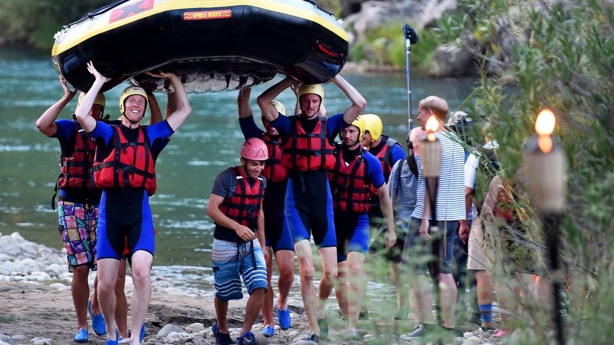 ...wie auch Ex-Beachvolleyballer Jonas Reckermann (l.) mit seiner Truppe
