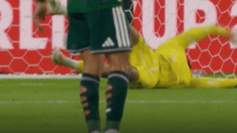 Der zweifache Weltmeister Uruguay schafft es gegen Saudi-Arabien nicht über ein 1:1 hinaus und verzweifelt am gegnerischen Schlussmann.