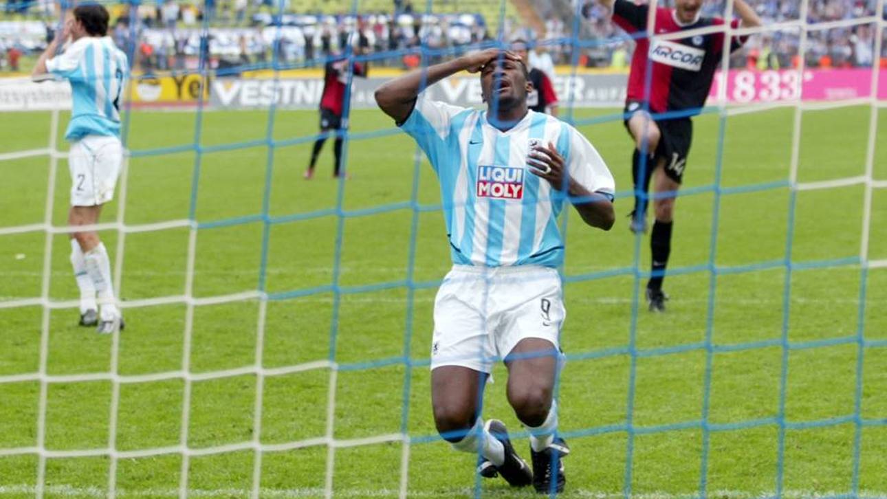 Francis Kioyo nach seinem verschossenem Elfmeter 2004