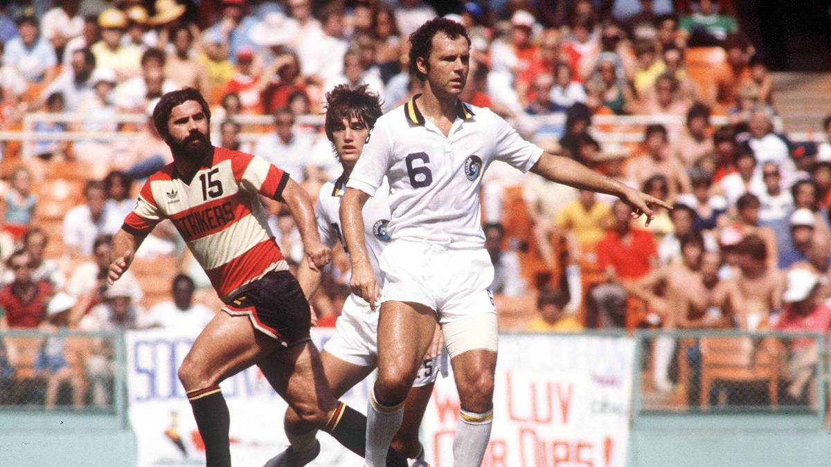 Nach anfänglichen Schwierigkeiten zeigt Müller - hier im Duell mit Franz Beckenbauer im Trikot von Cosmos New York - auch in Übersee wieder seine Knipserqualitäten. Am Ende kommt er in 71 Spielen auf beachtliche 38 Tore. Mit knapp 0,5 Treffern pro Partie dennoch die schlechteste Quote seiner Karriere 