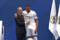 Kylian Mbappé wird offiziell bei Real Madrid vorgestellt. Präsident Florentino Pérez richtet warme Worte an den Neuzugang und erinnert sich, wie Zinédine Zidane den jungen Mbappé ins Bernabéu einlud.