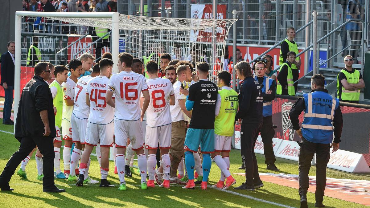 Nach der Pleite versammelt ein Mainz-Anhänger die Spieler um sich und schwört die Profis für die nächsten schwierigen Aufgaben ein