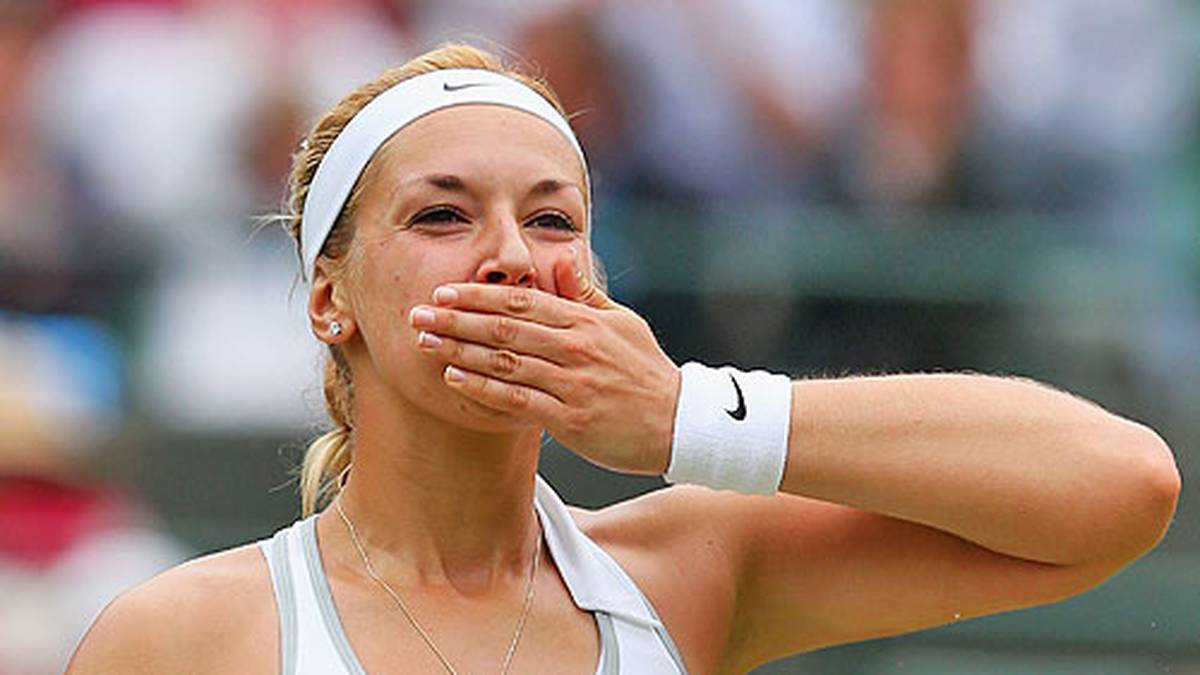 "Boom Boom Bine" oder "Doris Becker" - die Engländer lieben die blonde Berlinerin. In Wimbledon feierte sie 2013 mit dem Finaleinzug ihren größten Erfolg - und will nun an gleicher Stelle daran anknüpfen. SPORT1 zeigt die Karriere der Strahlefrau in Bildern