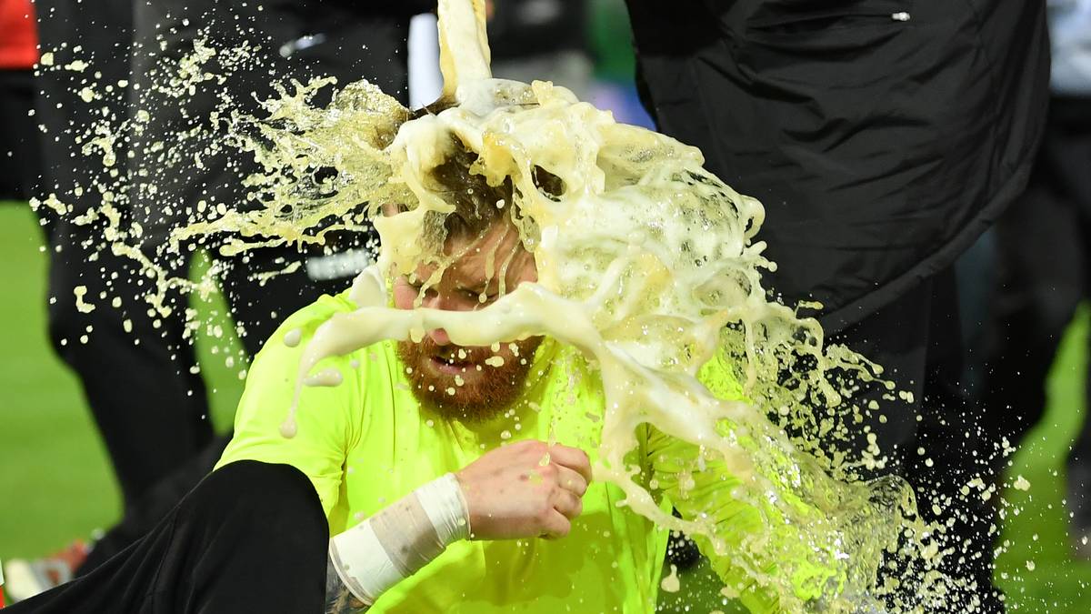 Für Keeper Timo Horn wird es schon im Stadion feucht-fröhlich – und im Anschluss geht es zu einer spontan angesetzten Aufstiegsfeier, die wohl sehr feucht-fröhlich sein wird