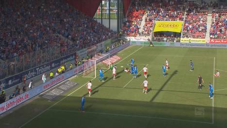 Der 1. FC Heidenheim steigt in die Bundesliga auf. Gegen Absteiger Regensburg drehen die Brenzstädter ein 0:2 in einer völlig irren Schlussphase.