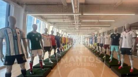 Alessandro del Piero leakt bei einem Event von "Adidas" versehentlich das deutsche Trikot für die WM 2026. Seine Instagram-Story hat die italienische Legende mittlerweile gelöscht.