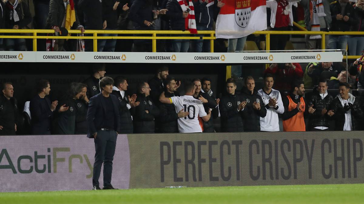 Erst umarmt alle auf der Bank...