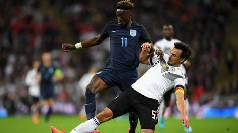 LONDON, ENGLAND - NOVEMBER 10: Mats Hummels of Germany and Tammy Abraham of England battle for possession during the International friendly match between England and Germany at Wembley Stadium on November 10, 2017 in London, England.  (Photo by Laurence Griffiths/Getty Images)