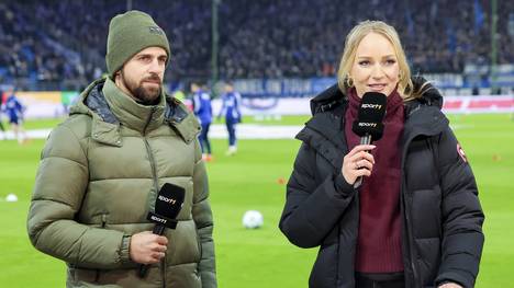 Experte Martin Harnik und Moderatorin Katharina Kleinfeldt beim Zweitliga-Topspiel Hamburger SV gegen Schalke 04