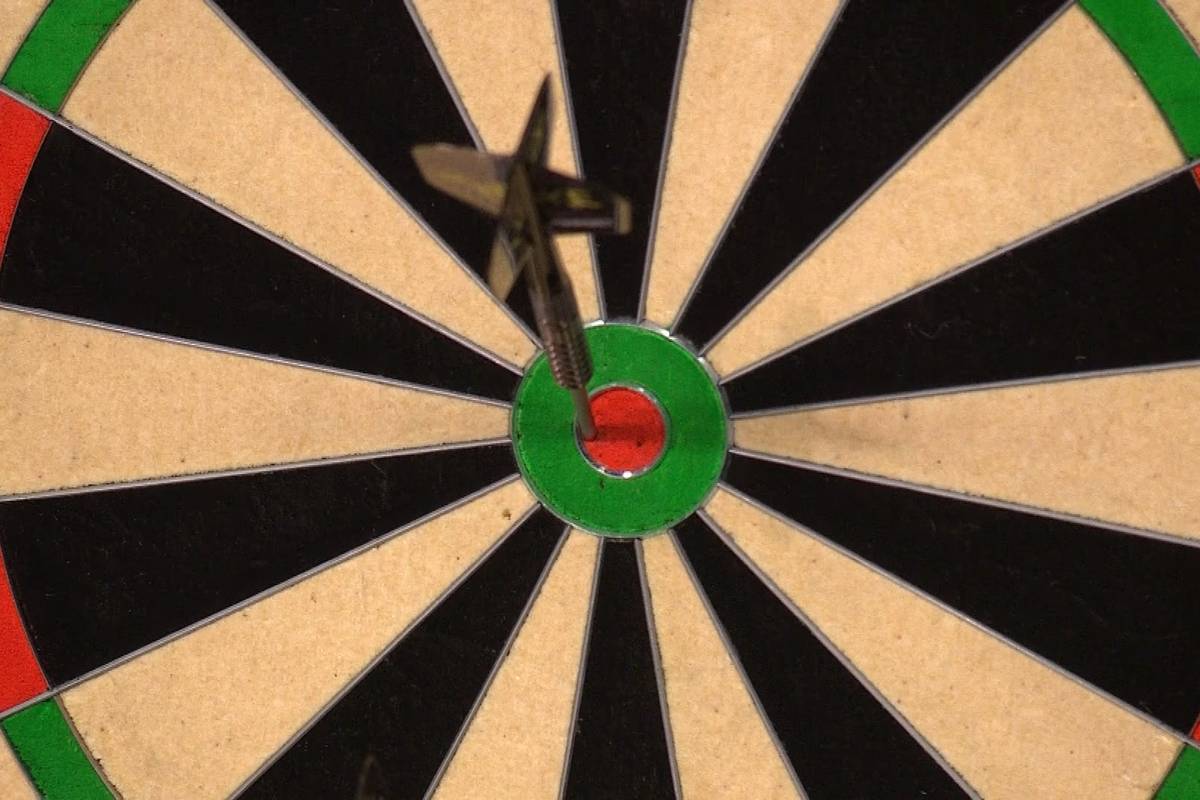 Luke Littler zeigt am sechsten Spieltag der Premier League of Darts im Halbfinale gegen Rob Cross eine spektakuläre Bullseye-Show und checkt dreimal über die Mitte des Boards.