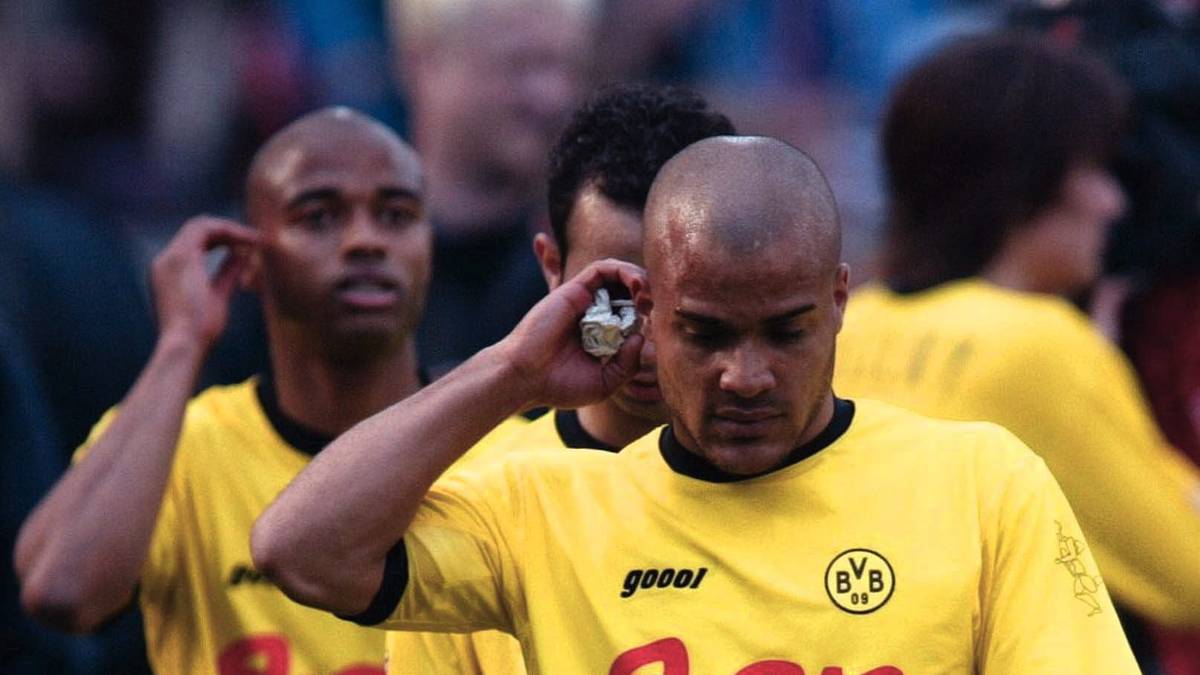 22. APRIL 2004: Dortmund verpasst die Qualifikation für den UEFA-Cup und damit auch die Chance auf weitere Einnahmen. Auch der Umweg über den UI-Cup misslingt später ebenso