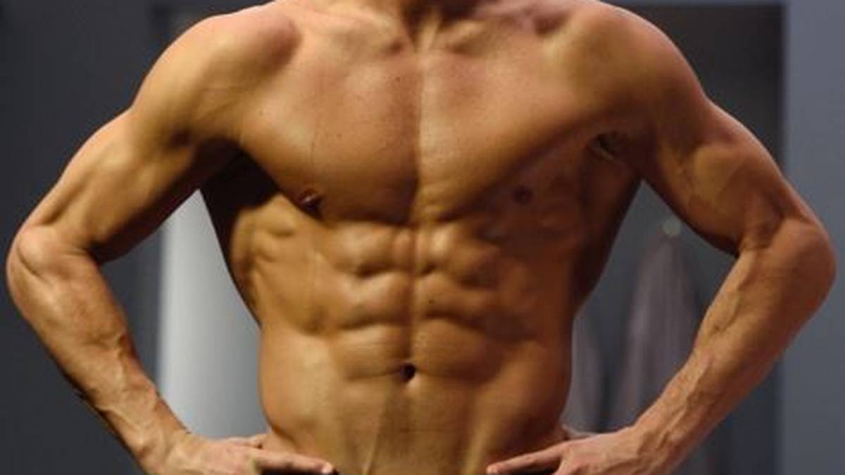 Na klar, Cristiano Ronaldo. Dass er Wert auf gutes Aussehen legt, wissen wir nicht erst seit gestern. Allein angesichts der Menge an Gel, die er für seine Haarpracht aufwendet, lässt sich erahnen, wie wichtig dem Real-Spieler der eigene Körper ist. Doch die Frisur ist nicht alles. Auf Instagram präsentiert der Torjäger jetzt seinen durchtrainierten Oberkörper. Es ist nicht das erste Mal, dass er ihn zur Schau stellt...