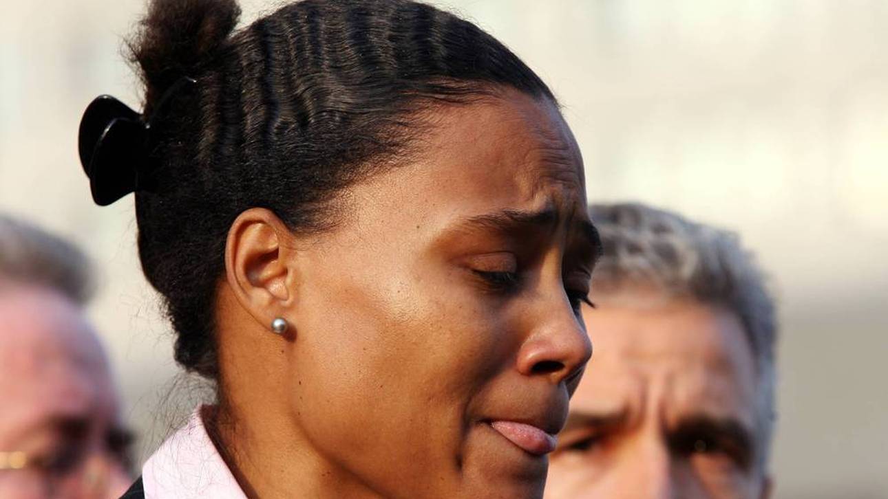 Marion Jones gesteht unter Tränen die Einnahme von Anabolika bei den Olympischen Spielen 2000  