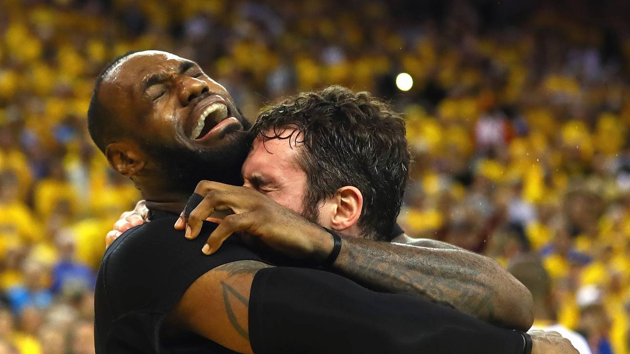 James bleibt Cavs treu – und sahnt ab