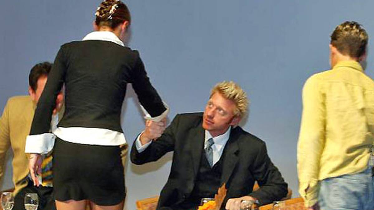 Nanu, wer begrüßt denn hier die Tennislegende Boris Becker in weißen Stiefeln und kurzem Rock? Raten Sie mal... 