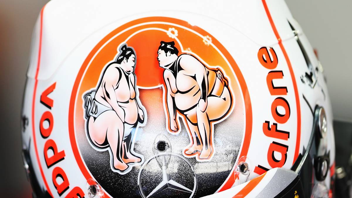 Jenson Button (2013, GP von Japan): Sieben Jahre nach Jarno Trulli präsentiert auch der Weltmeister von 2009 in Japan ein Helm mit Landesbezug. Statt eines Manga-Samurai zieren bei Button jedoch zwei Sumoringer den Deckel