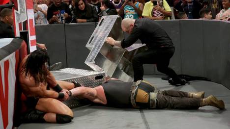 Braun Strowman wurde bei WWE RAW von Drew McIntyre (l.) und Braun Strowman attackiert