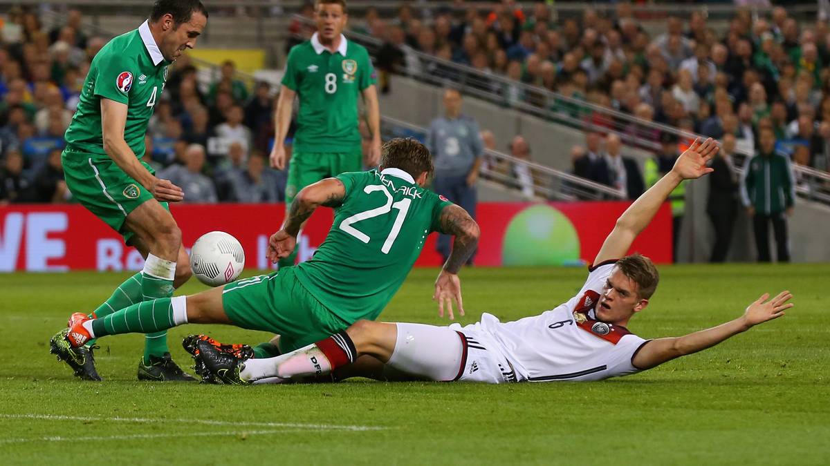 MATTHIAS GINTER (bis 77.): Der Dortmunder war - etwas überraschend - für Emre Can in die Startelf gerückt. In seinem 6. Länderspiel merkte man ihm an, dass er rechts in der Viererkette mehr Spielpraxis hatte als der Liverpooler. Ginter machts seine Sache besser, er legte schön für Götze auf (15.), kurz danach bekam er einen Fuß von Walters ins Gesicht (17.). Fehlerlose Leistung, Ginter darf auf weitere Einsätze hoffen. SPORT1-NOTE: 3,5