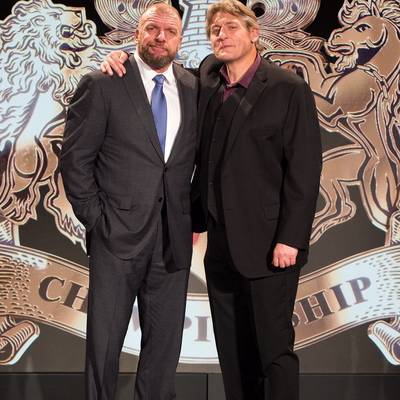 AEW-Boss Tony Khan bestätigt, dass er William Regal unter Bedingungen zurück zu WWE lässt - übt aber Kritik am Verhalten von WWE-Lenker Triple H.