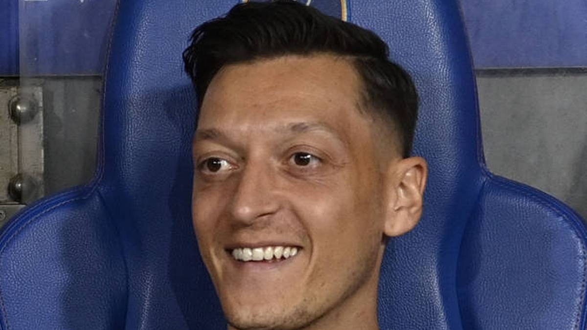 Die Bundesliga steht im Titelkampf vor einer spannenden Schlussphase. Auch Mesut Özil verfolgt das Duell zwischen Bayern München und Borussia Dortmund, ist aber zwiegespalten.