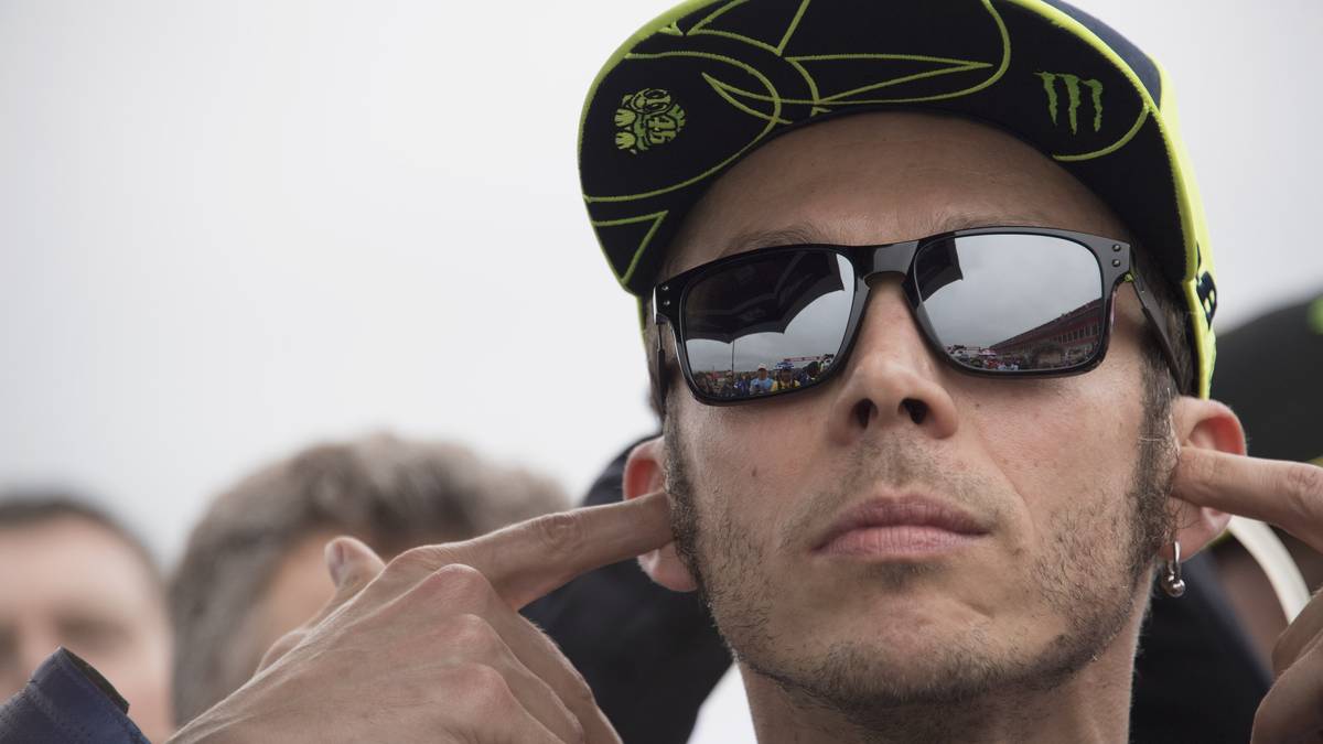 Nach dem Rennen, das der Brite Cal Crutchlow (Honda) gewinnt, läuft Marquez zur Yamaha-Box, um sich zu entschuldigen. Aber Rossis rechte Hand und bester Freund, Alessio Salucci, schickt den Spanier wieder weg. Fortsetzung folgt