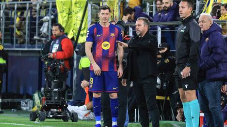 Der FC Barcelona geht mit vier Punkten Vorsprung in das LaLiga-Spiel gegen Athletic Bilbao. Trainer Hansi Flick lobt Torjäger Robert Lewandowski, lässt dessen Zukunft aber noch völlig offen.