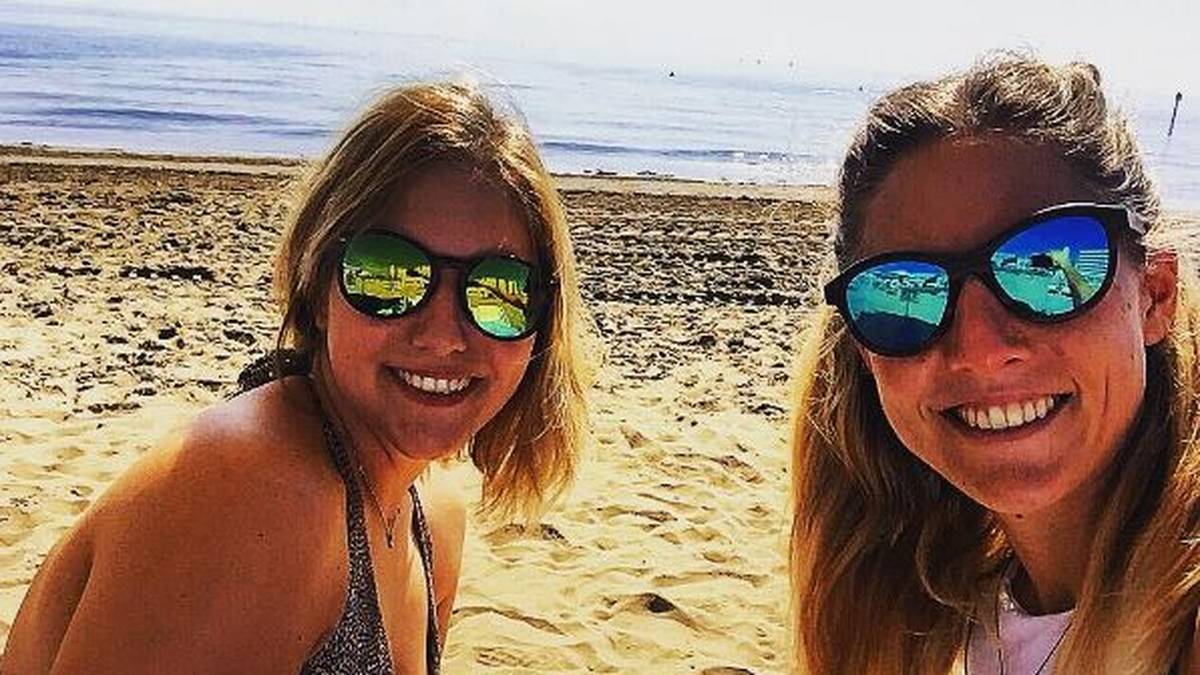 Das ist Dolce Vita - Federica Sanfilippo (r.) entspannte im Sommer mit ihrer Schwester Jessica am Strand von Lignano