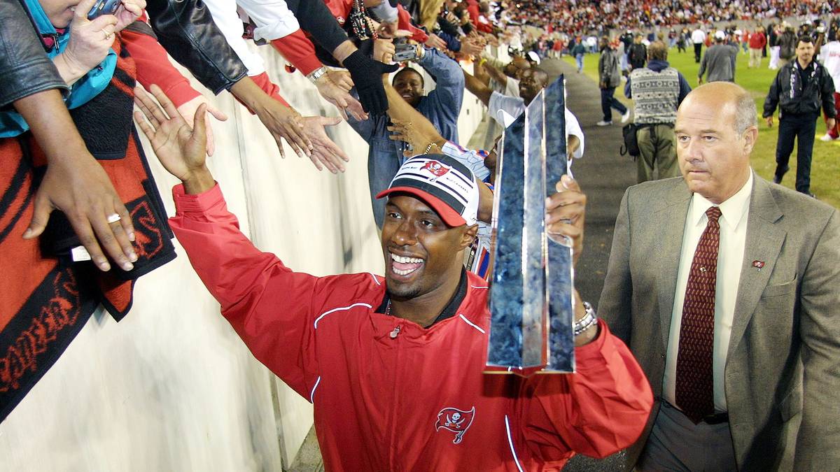 2003, TAMPA BAY BUCCANEERS (48:21 gegen die Oakland Raiders): Eine starke Defensiv-Leistung führt die Buccaneers im Super Bowl XXXVII zum Titel. Ganze fünf Pässe können die Verteidiger Tampa Bays abfangen und tragen unglaubliche drei davon direkt zu einem Touchdown zurück. Safety Dexter Jackson (Bild) erhält für seine Vorstellung den Titel als MVP