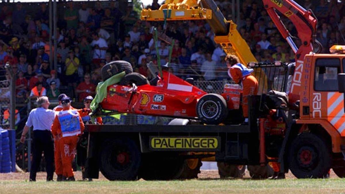 Eine schwere Verletzung trägt Schumi am 11. Juli 1999 in Silverstone davon, als er sich bei einem frontalen Einschlag ein Bein bricht