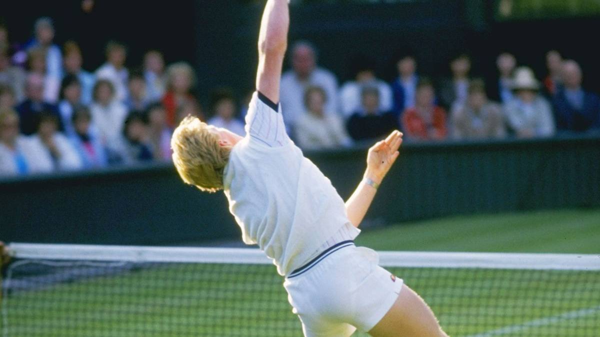 Im Drittrundenspiel gegen Joakim Nyström muss Becker sogar zwei Matchbälle abwehren. Auch im Achtelfinale benötigt der Junioren-Weltmeister eine Energieleistung, um sich in fünf Sätzen gegen Tim Mayotte durchzusetzen