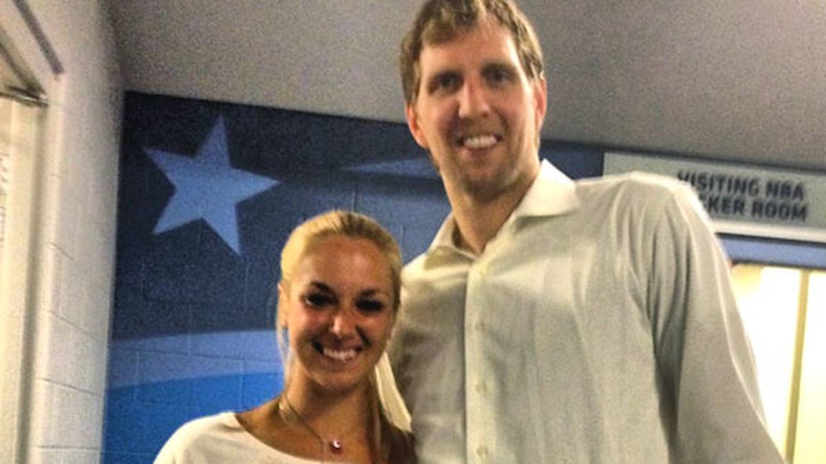 Auch als Erwachsene trifft Lisicki sich noch gerne mit den Sport-Größen dieser Welt. Über ihren Twitter-Account @sabinelisicki gibt sie zu extra auf Zehenspitzen zu stehen, doch Dirk Nowitzki ist trotzdem größer