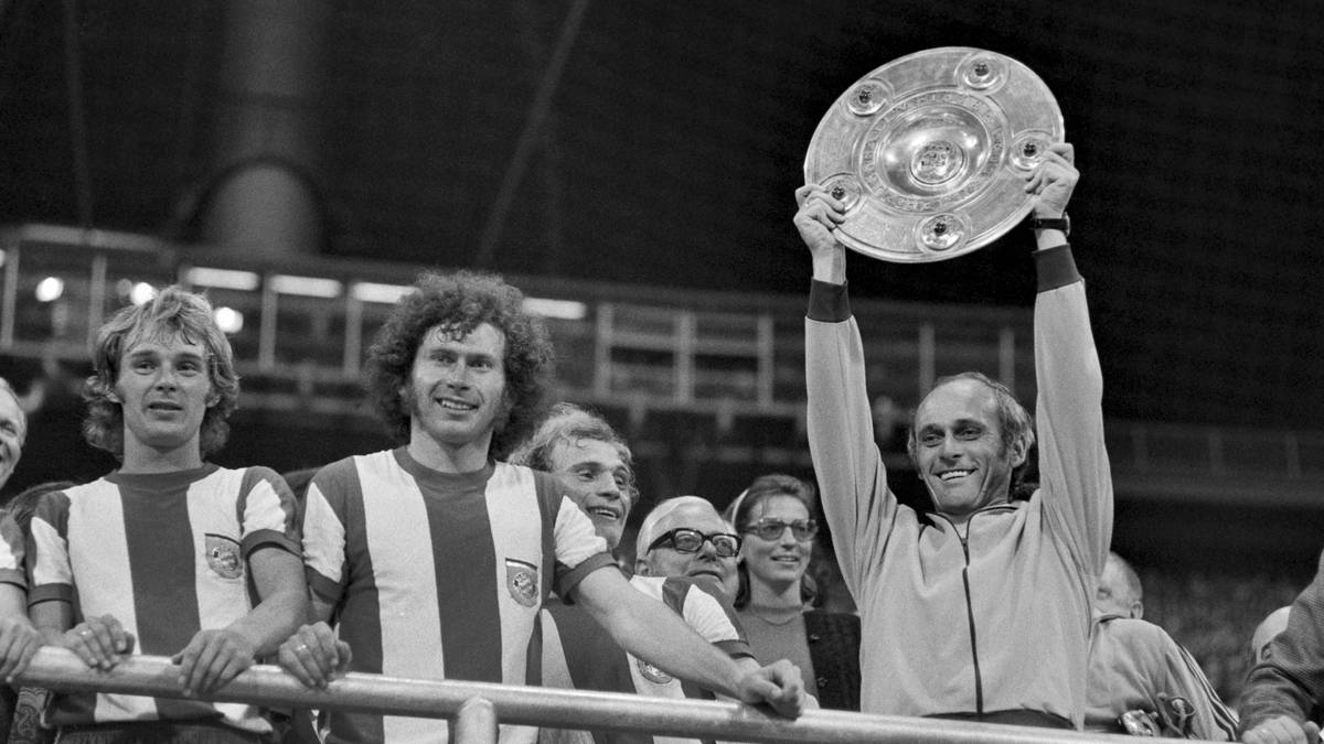 Zwei Faktoren hatten zu Beginn der 1970er extrem positive Nachwirkungen für die Bayern: Die Verpflichtung von Trainer Udo Lattek sowie der Umzug in das neu erbaute Olympiastadion. Lattek holte Paul Breitner und Uli Hoeneß zum FC Bayern