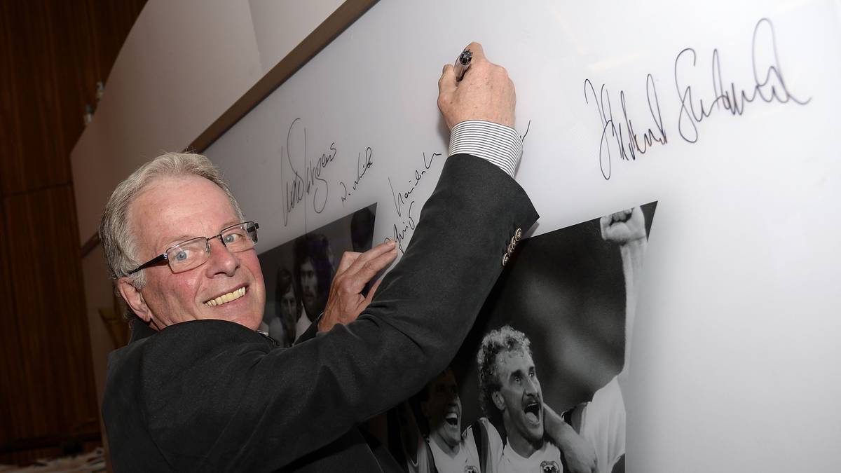 Der Mann, der das Gladbacher Spiel erdete, ist neben dem Platz die Definition von geerdet. Hielt sich von allen Eitelkeiten der Branche fern, packte parallel zur aktiven Karriere noch im Tabakgroßhandel des Vaters mit an, später Besitzer einer Lottoannahmestelle - der Klassiker!