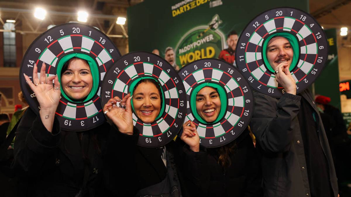 Ein Klassiker im Darts: Das Board als Kopf-  und Gesichtsbedeckung